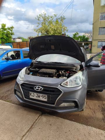 Hyundai Grand i10 – pruebas eléctricas con capó abierto – electromecánico a domicilio en Santiago